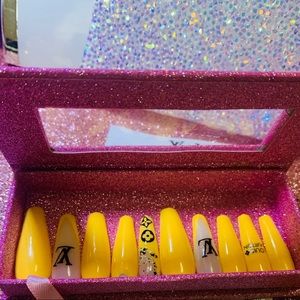 Press on nailsssssss